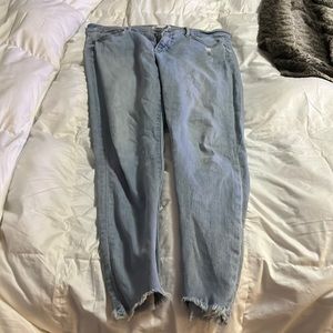 Soft Slim Pocket Chewed Hem Skinny Crop Jeans in Staple Light Indigo Wash